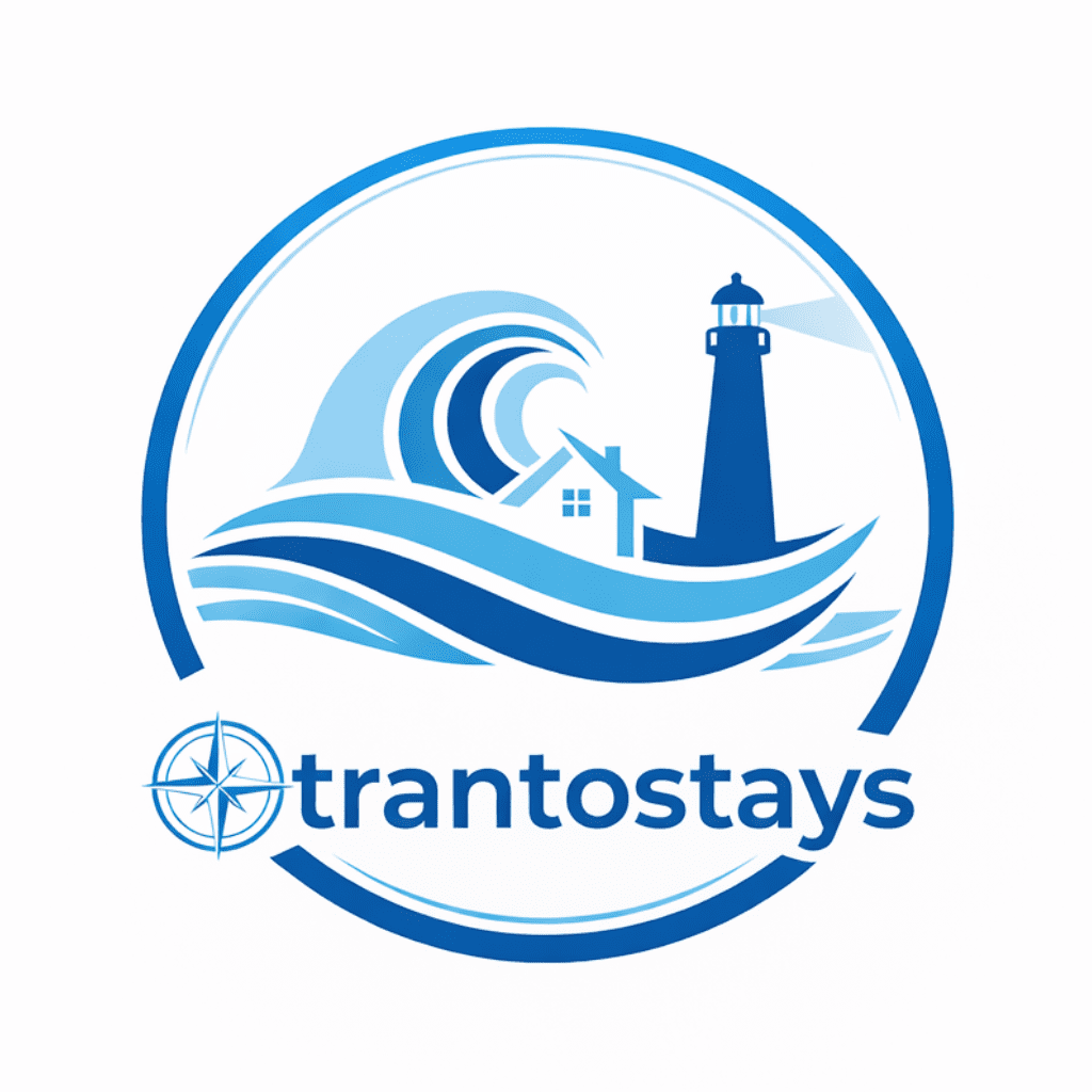 Logo OtrantoStays: faro, casa e onde stilizzate con rosa dei venti, case vacanze nel Salento